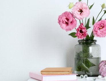 Effortless and Sophisticated: Fresh Flowers for Your Neutral Walls