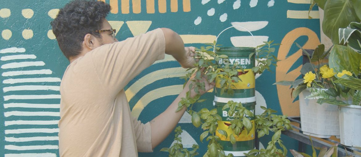 Eclectic Garden: Vertical Bucket Garden (VIDEO) | MyBoysen