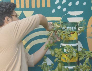 Eclectic Garden: Vertical Bucket Garden (VIDEO) | MyBoysen